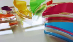 Laserkonturelemente in Acryl eingearbeitet